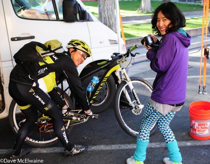 Yuki Ikeda (Topeak Ergon) prepares his bike while his wife snaps photos