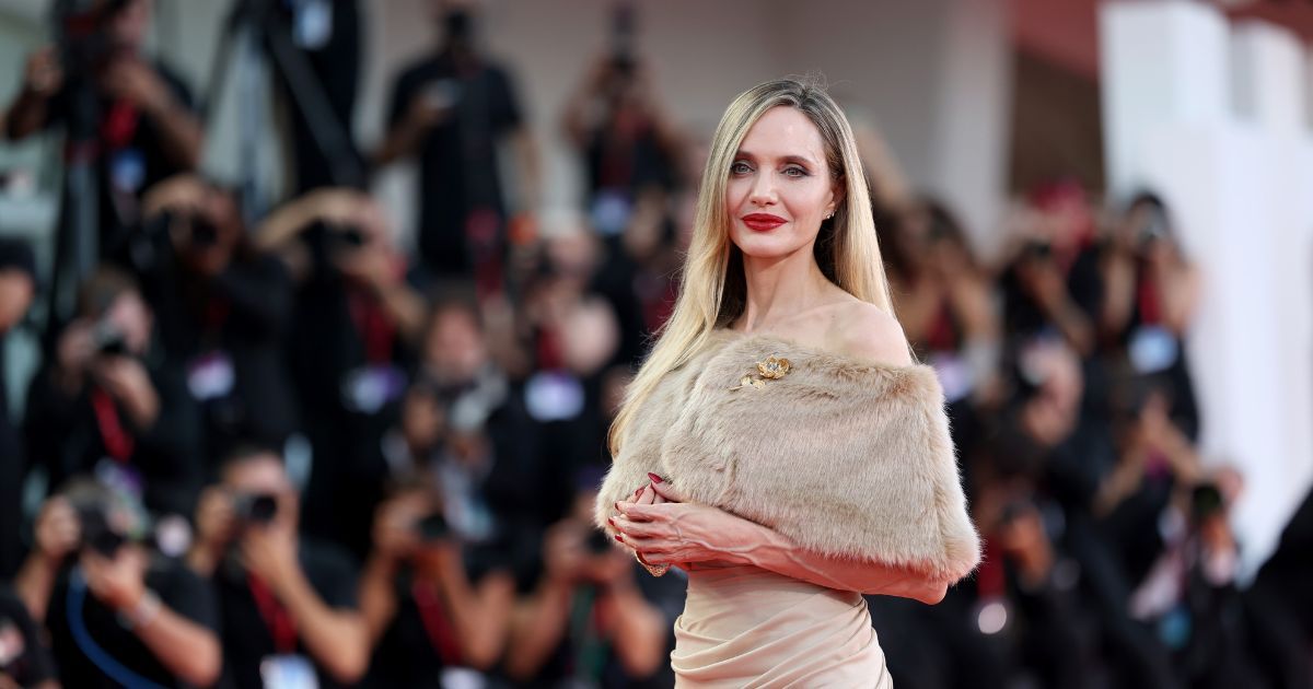 Angelina Jolie’s words about hiding your children from the “pain and sadness you carry” are extremely powerful Angelina Jolie’s words about hiding your children from the “pain and sadness you carry” are extremely powerful