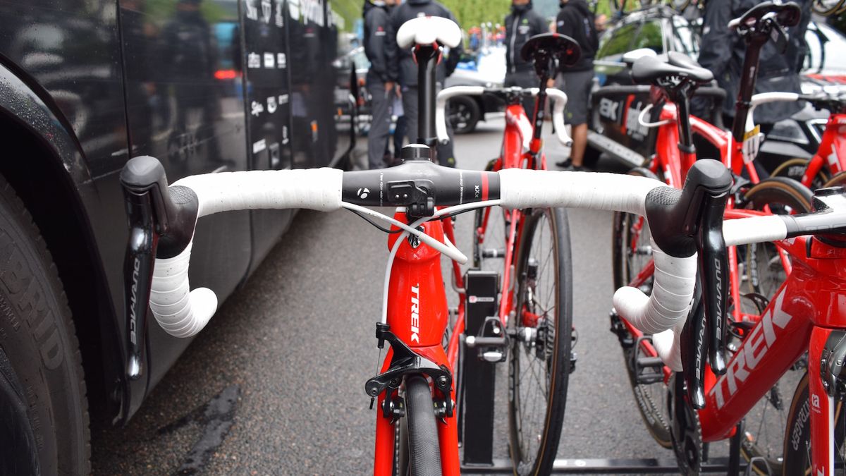 Perfectly wrapped handlebar tape for Contador
