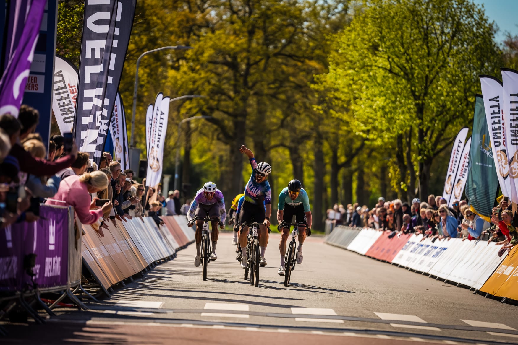 A sprint to the line at Gravel One Fifty with Kamiel Notebaert taking the elite men's win