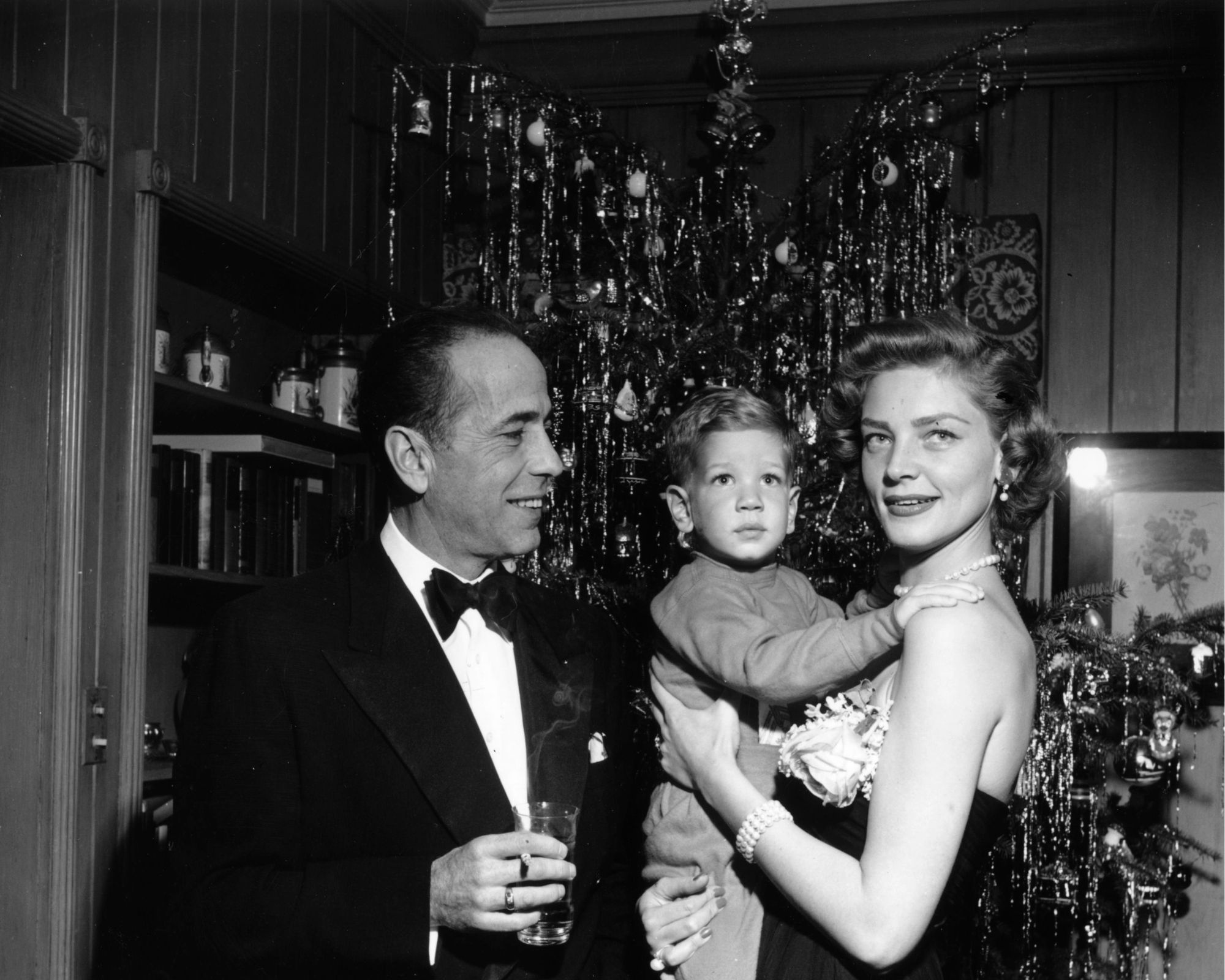 lauren bacall and humphrey bogart decorating their christmas tree