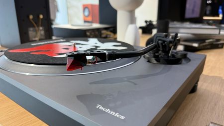 A Technics SL-1500CS turntable on a wooden table
