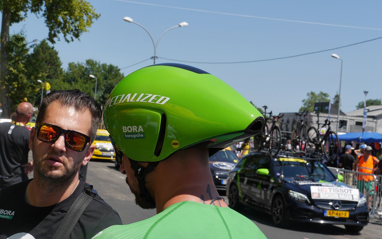 This Bora-hansgrohe rider had a satellite sprint shifter glued to the underside of his base bars