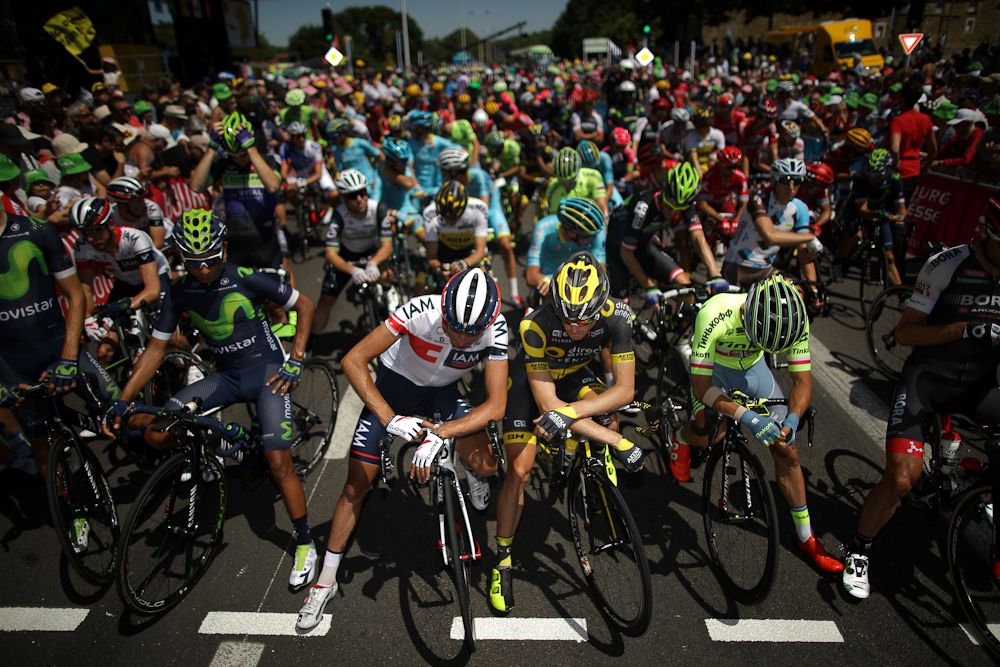 The Tour de Frand peloton observes a moment of silence after the Nice attack.