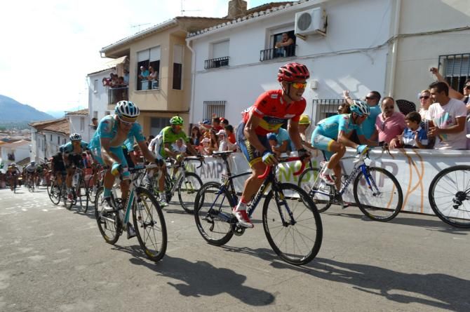 Hofland of team Belkin Pro Cycling Team wins the yellow jersey as well as the green jersey of the first stage.