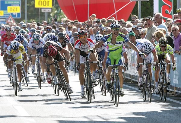 Murilo Fischer (Liquigas) wins the sprint.