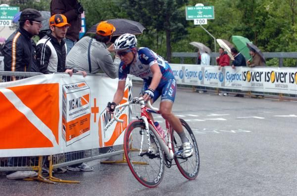 Evgeni Petrov (Team Katusha) solo after coming past Linus Gerdemann (Milram) inside the last 1000m