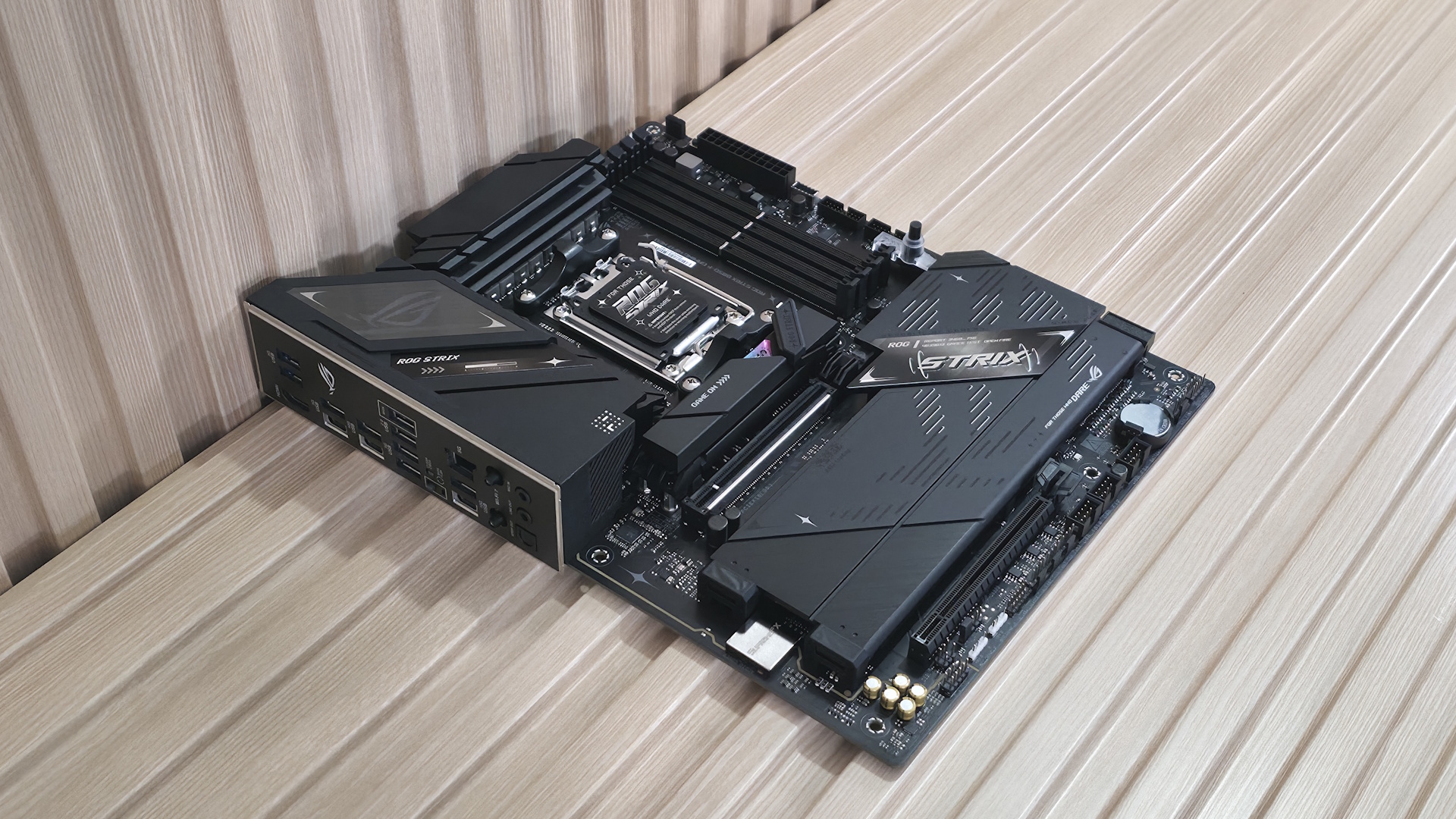 Asus ROG Strix B850-F Gaming Wifi Neo - Board images
