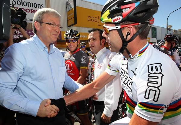 Australia's Prime Minister Kevin Rudd meets Cadel Evans (BMC) and Lance Armstrong (RadioShack) at the start of stage two.