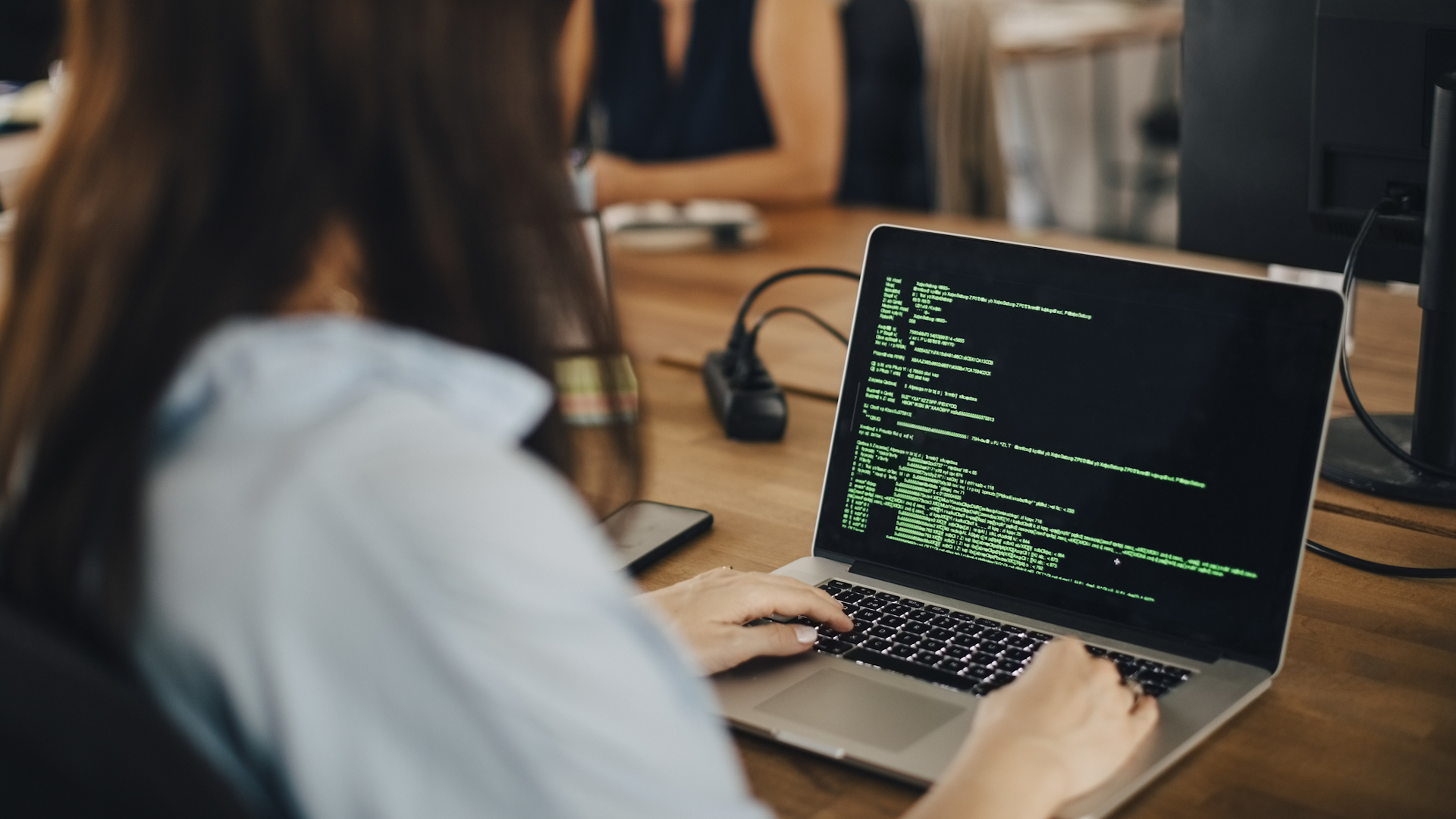 Mujer codificando en una laptop