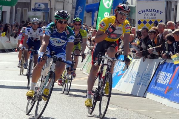 The yellow jersey of Luis Leon Sanchez (Caisse d'Epargne) crosses the line.