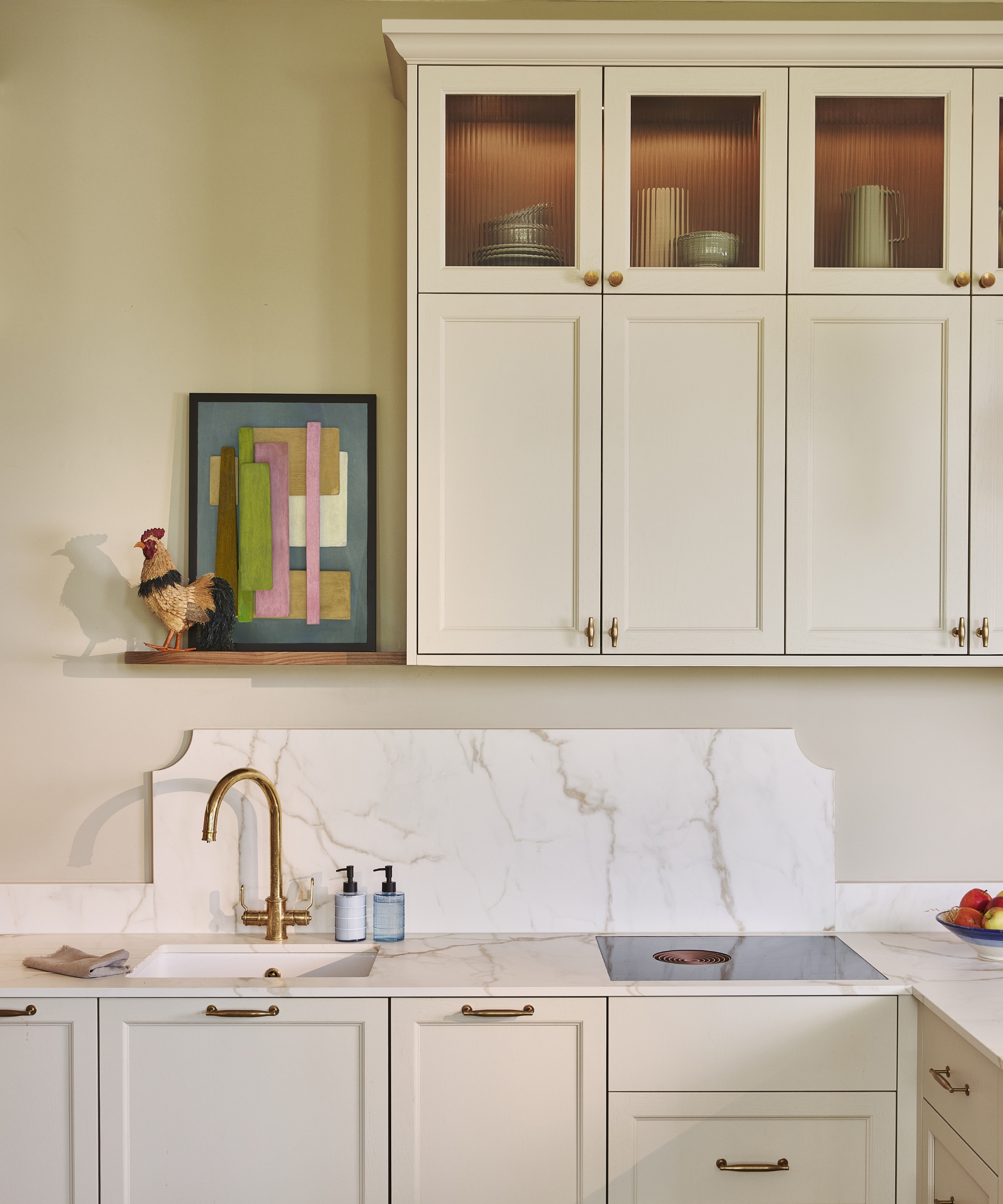 A cream kitchen with a rectangular splashback that carries on in an upstand throughout