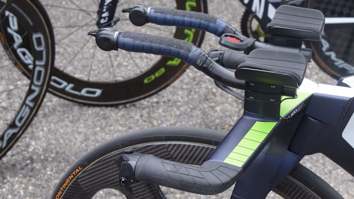 Valverde went for a handlebar tape and grip tape combination on his bar extensions