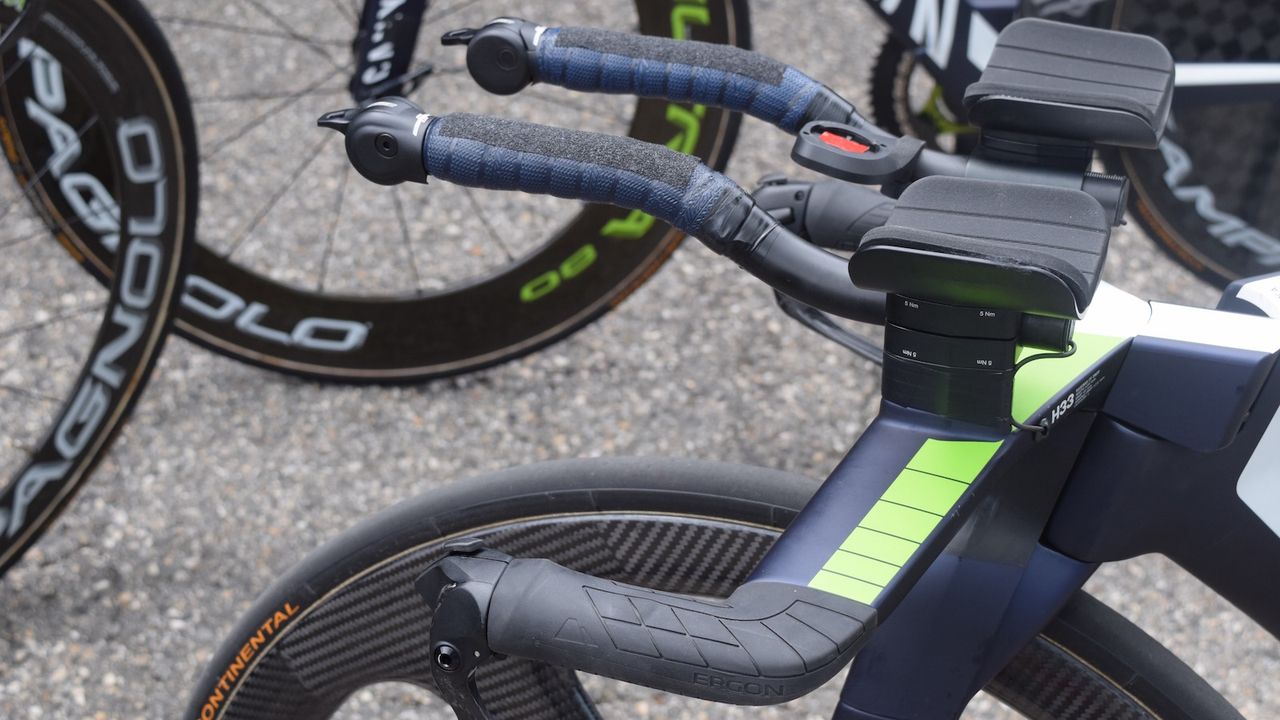 Valverde went for a handlebar tape and grip tape combination on his bar extensions
