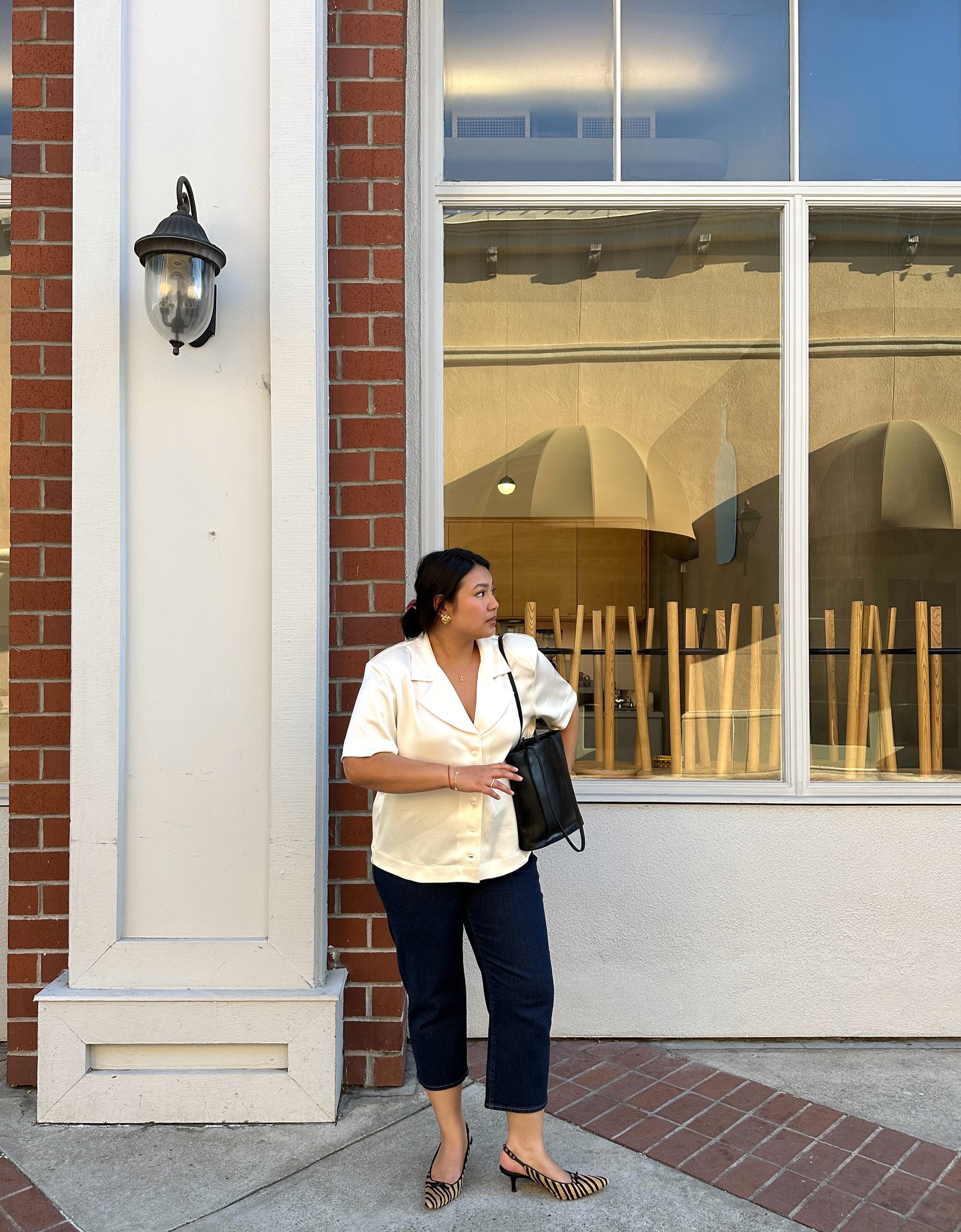An image of @marina_torres wearing one of the best capri pants for petites.