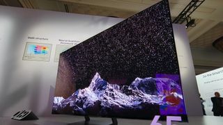 Samsung S95C-tv op een standaard