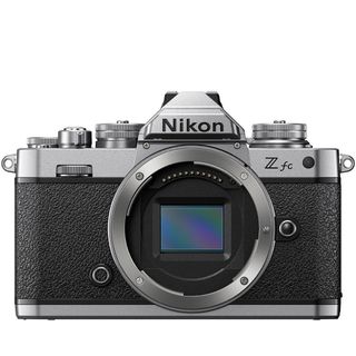 Nikon Z fc sobre un fondo blanco
