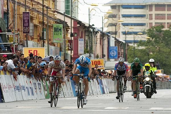 Marco Canola (right) of Colnago CSF Inox holds out Seoul Cycling's Joon Yong Seo to win stage seven into Kuantan.