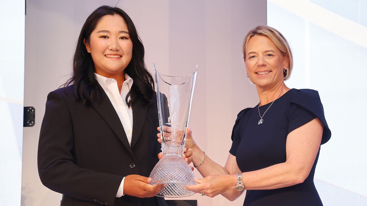 Hae Ran Ryu accepts the Rookie of the Year trophy from Annika Sorenstam in 2023