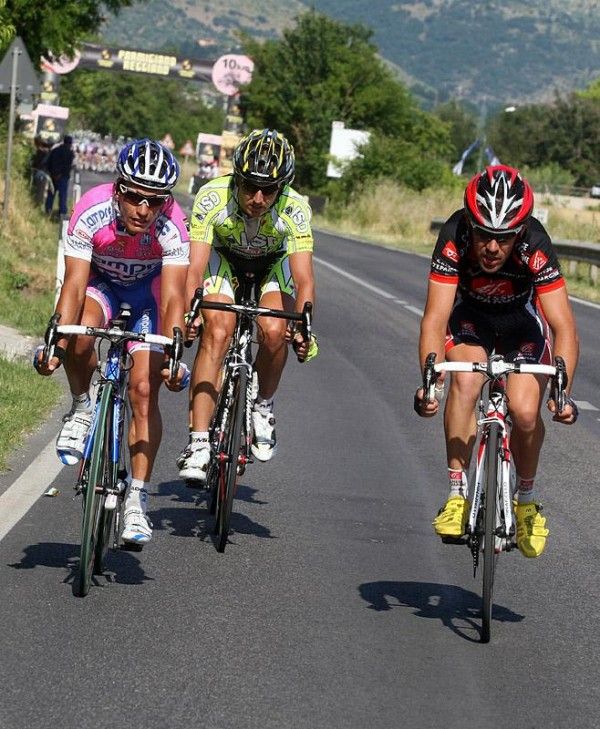 A break goes clear late in the stage containing Paulo Tiralongo (Lampre), Bartosz Huzarski (ISD) and Anthony Charteau (Caisse d'Epargne).