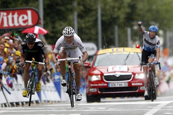 Thor Hushovd (Garmin-Cervelo) outsprints Edvald Boasson Hagen (Sky) to win stage 16 while Hushovd's teammate Ryder Hesjedal has already started celebrating.