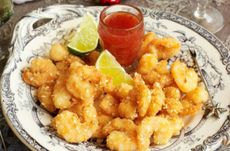 Crispy prawns with sweet chilli dip