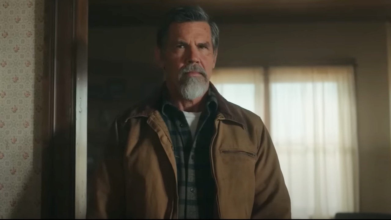 Josh Brolin de pie dentro de una casa en la temporada 2 de Outer Range.