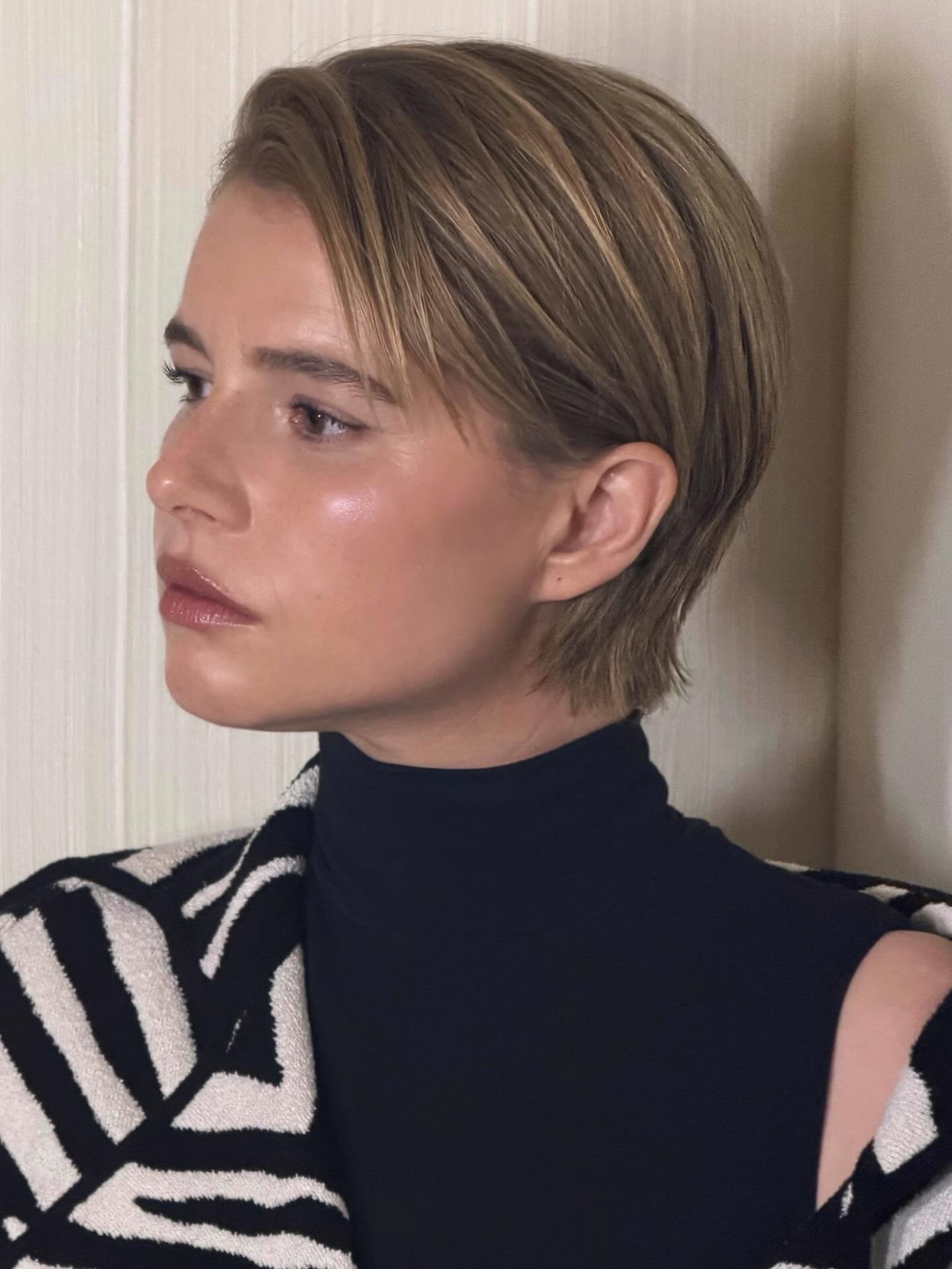 Jessie Buckley with a side swept fringe and short layered haircut