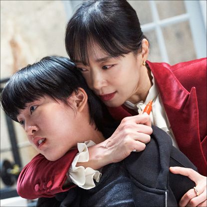 Lee Yeon as Kim Young-ji, Jeon Do-yeon as Gil Boksoon in Kill Boksoon