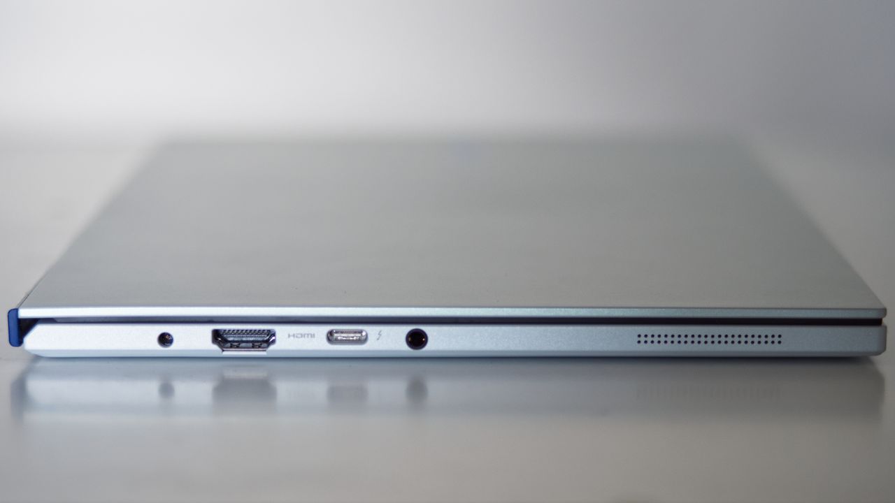 Samsung Galaxy Book Ion - left edge