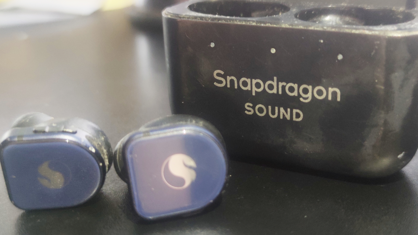 A pair of headphones with the Snapdragon Sound logo.