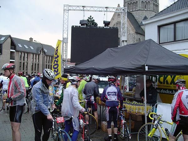 It was a damp feedzone in Ichtegem (km 48)