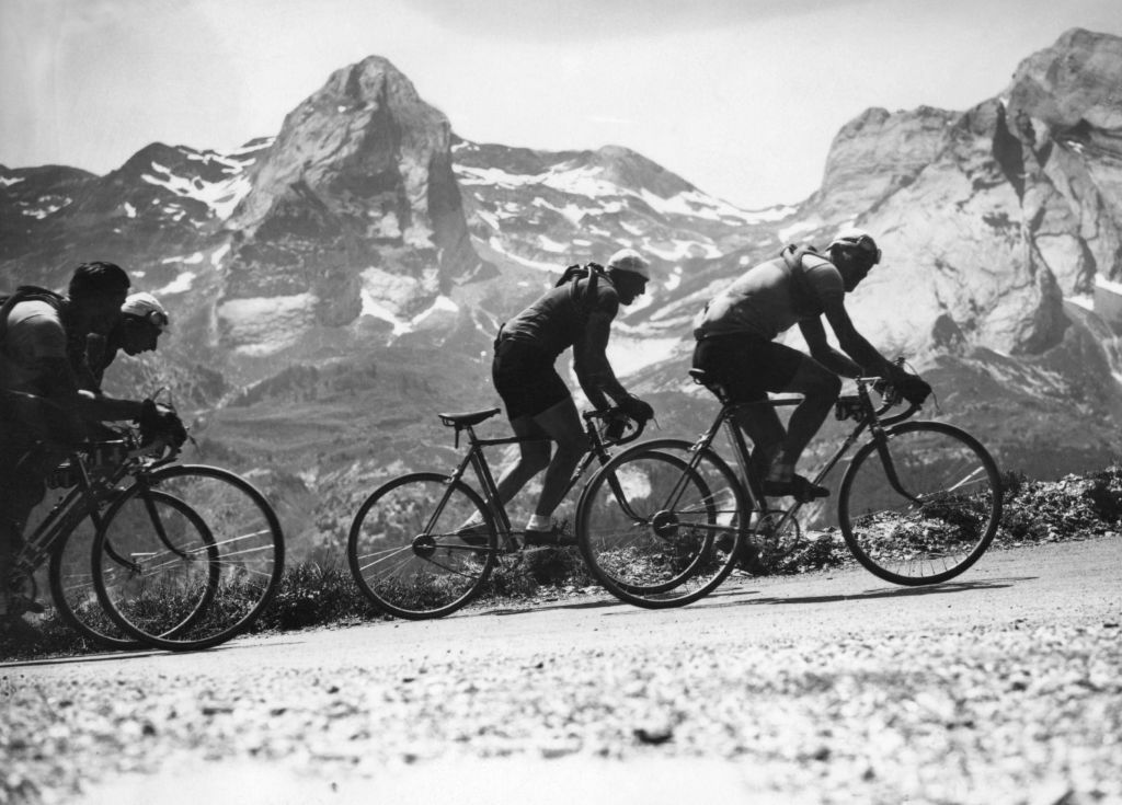Un groupe de coureurs non identifis schappe lors de lascension du sommet de lAubisque le 17 Juillet 1938 pendant la 17me tape du du Tour de France 1938 courue entre Besanon et Belfort AFP PHOTO AFP PHOTO Photo credit should read AFP via Getty Images