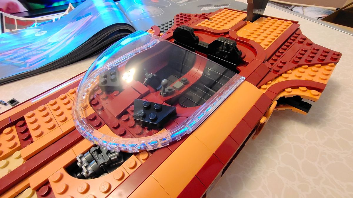 Lego Star Wars Luke Skywalker&rsquo;s Landspeeder 75341_cockpit close up with window