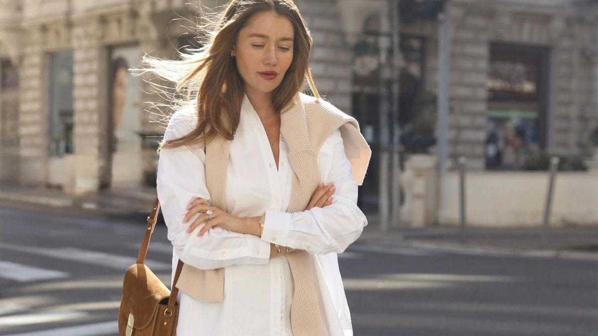 If a Chic Parisian Woman Isn't Wearing Jeans or Skirts, It's This Pants Trend With Heels and Flats