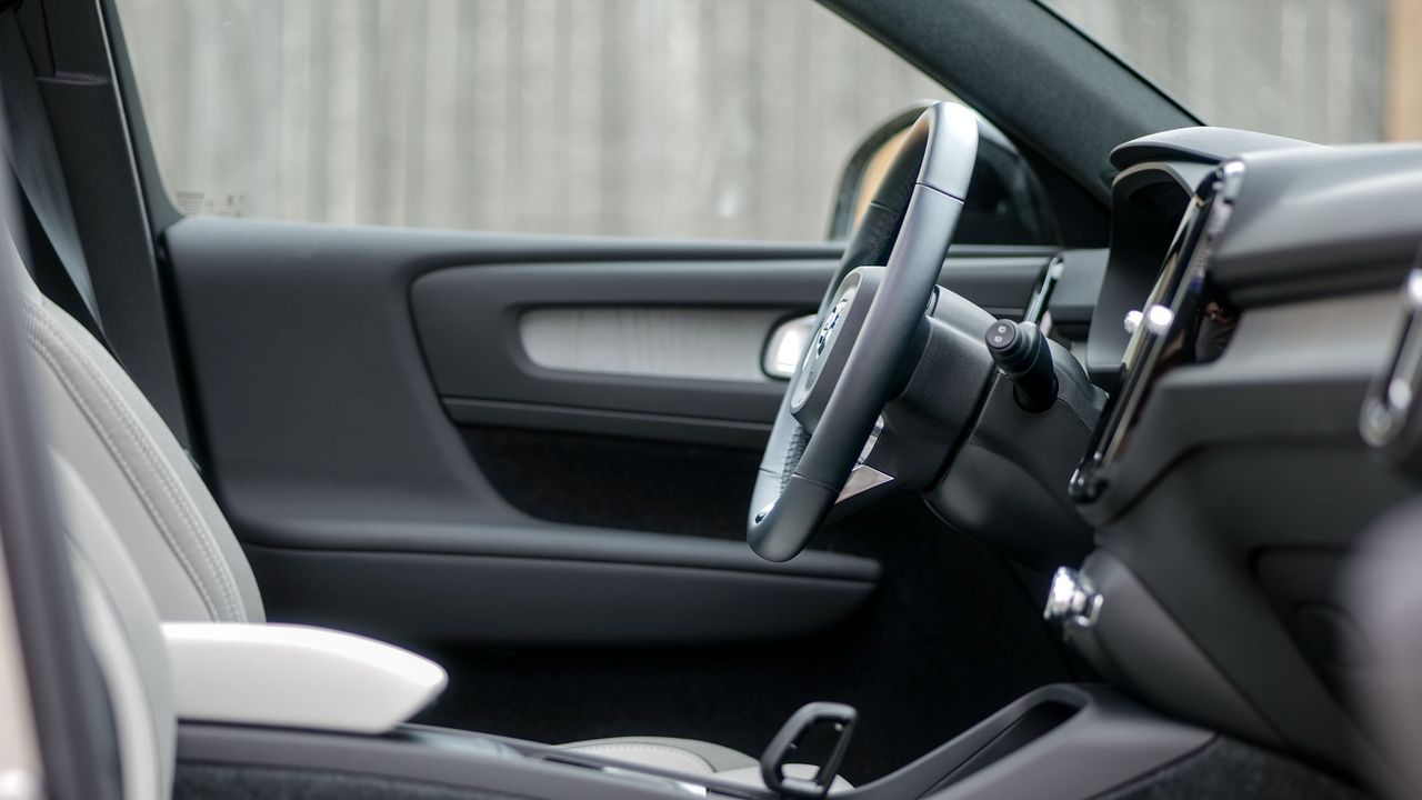 2025 Volvo EX40 Ultra Twin Motor test drive review.