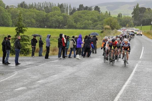 Spectators brave the rain on Stage 7 of the Tour of Southland