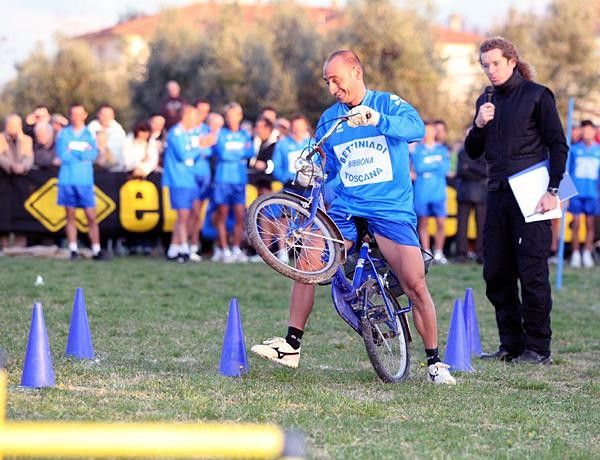 Paolo Bettini finds the small bike hard to ride.