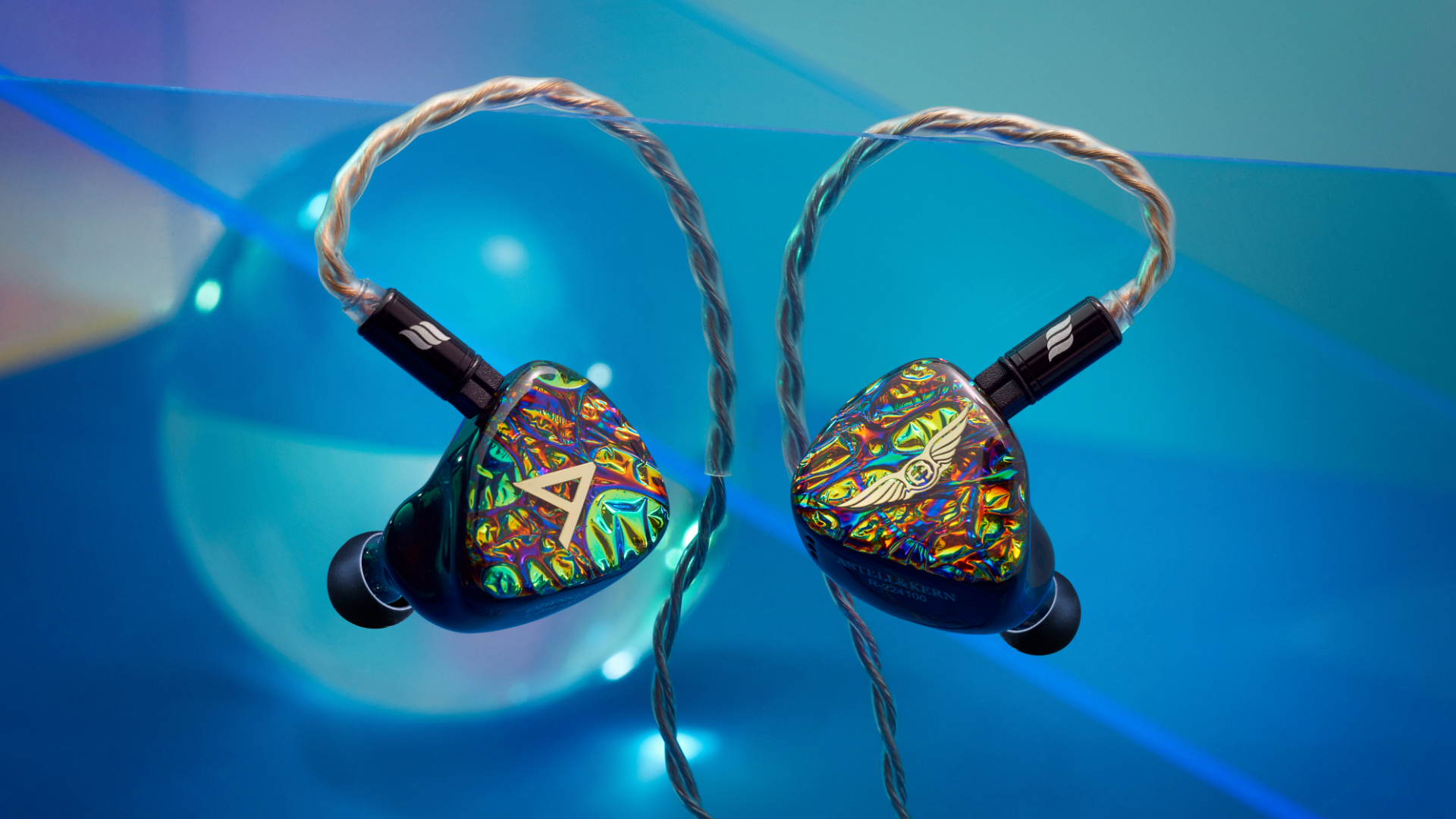 Astell & Kern x Empire Ears Odyssey IEM sobre fondo azul