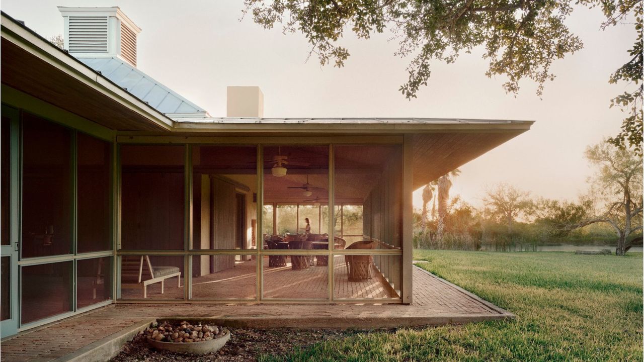 Tour a breezy Texas ranch house that looks as good as it did in 1985