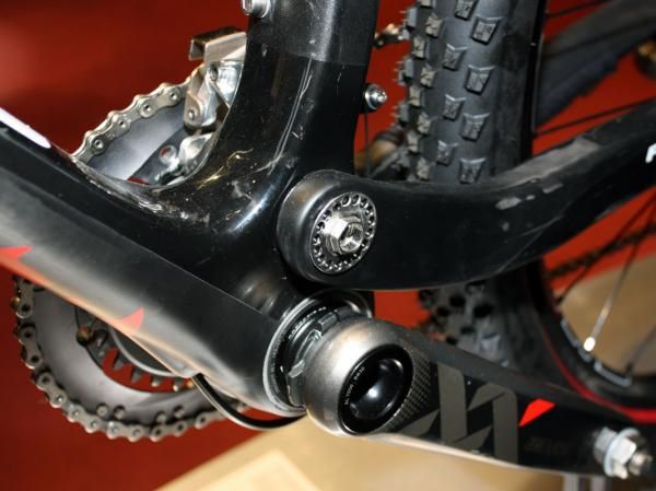 Large-diameter cartridge bearings are housed in the swingarm yoke and a BB30-compatible shell is fitted below.