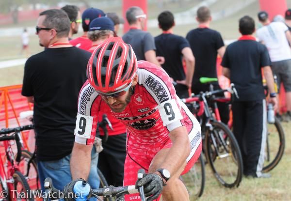 Geoff Kabush (Team Maxxis) riding through the pits to get water.