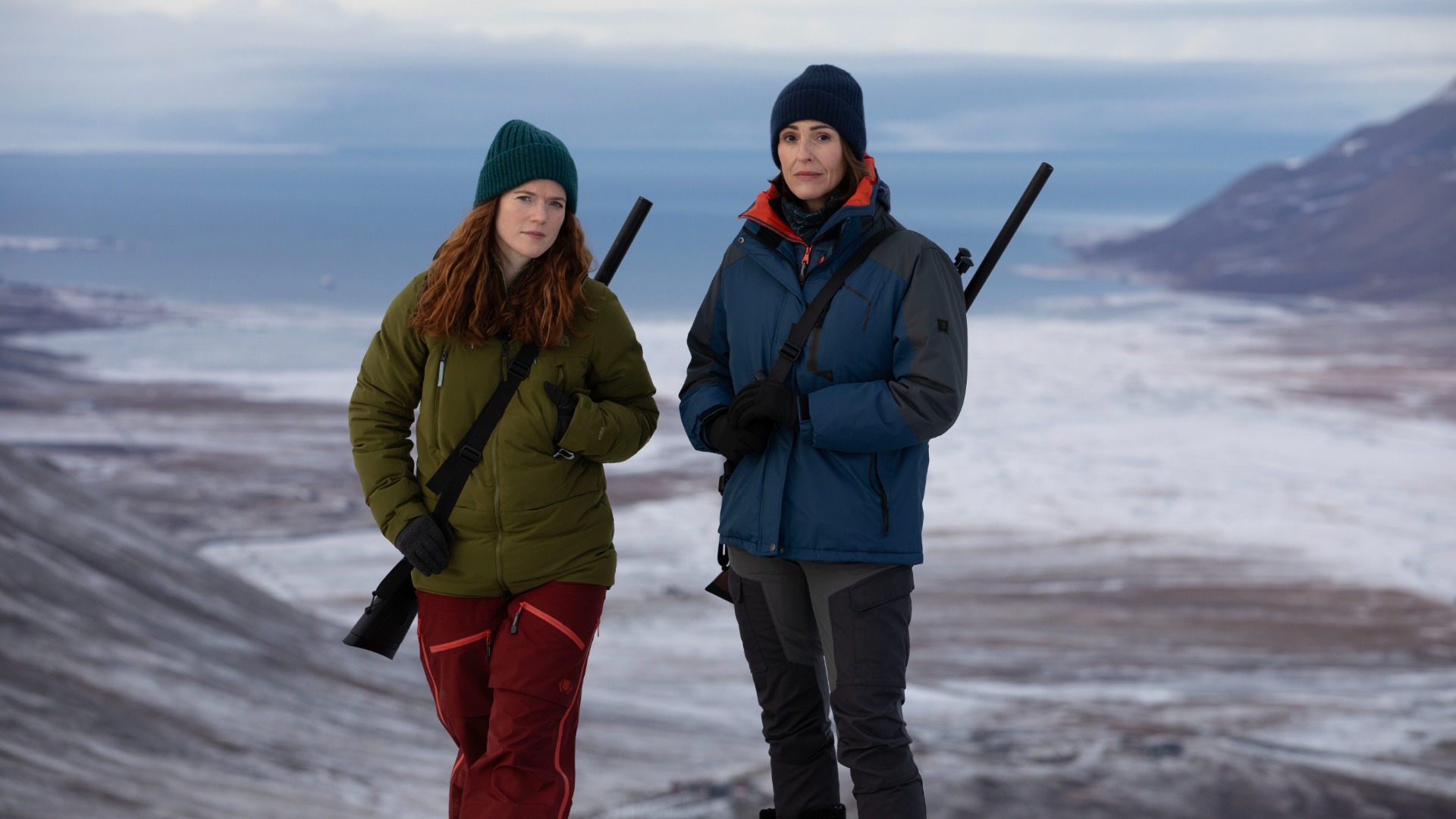 DI Kirsten Longacre (ROSE LESLIE), Amy Silva (SURANNE JONES) in Vigil