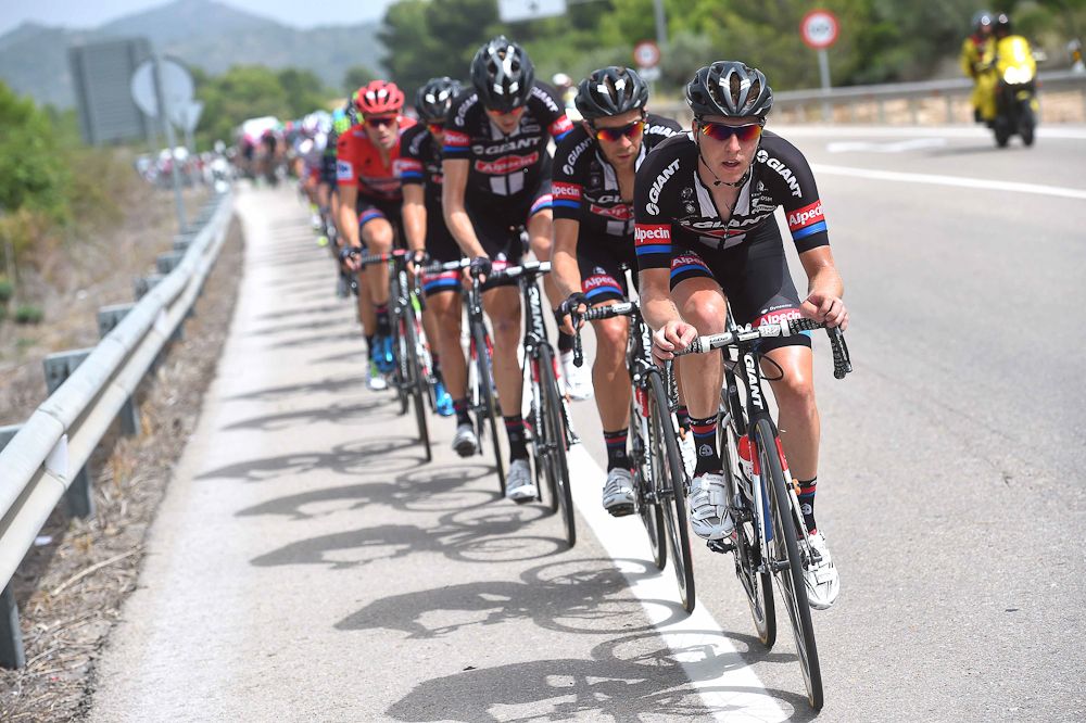 Giant-Alpecin work to protect Dumoulin's lead during stage 10