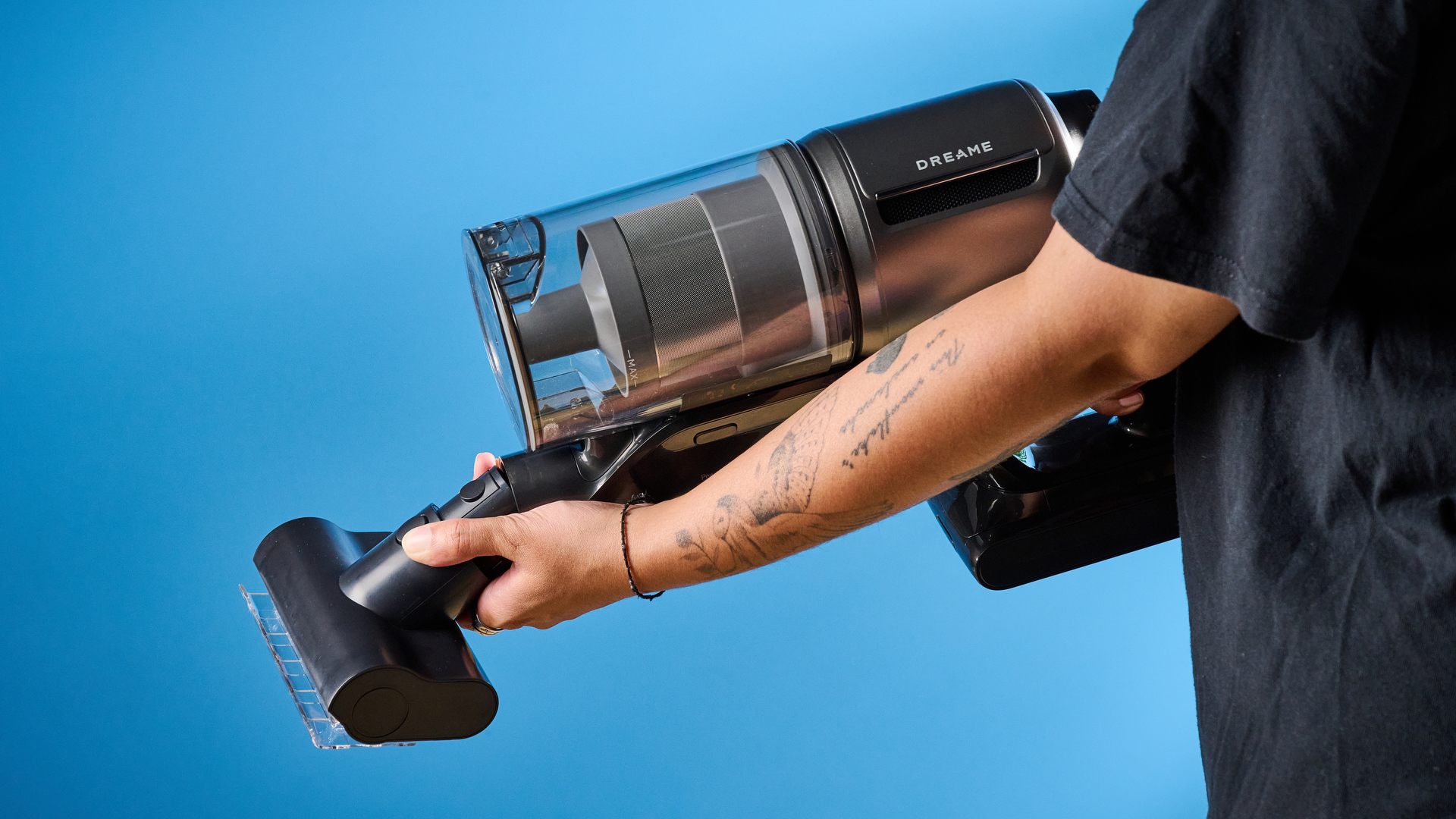 The Dreame Z30 in hand with its mini roller