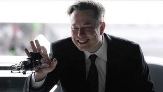 Elon Musk saludando a un pequeño dron FPV