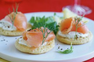 canape recipe_Smoked salmon blinis