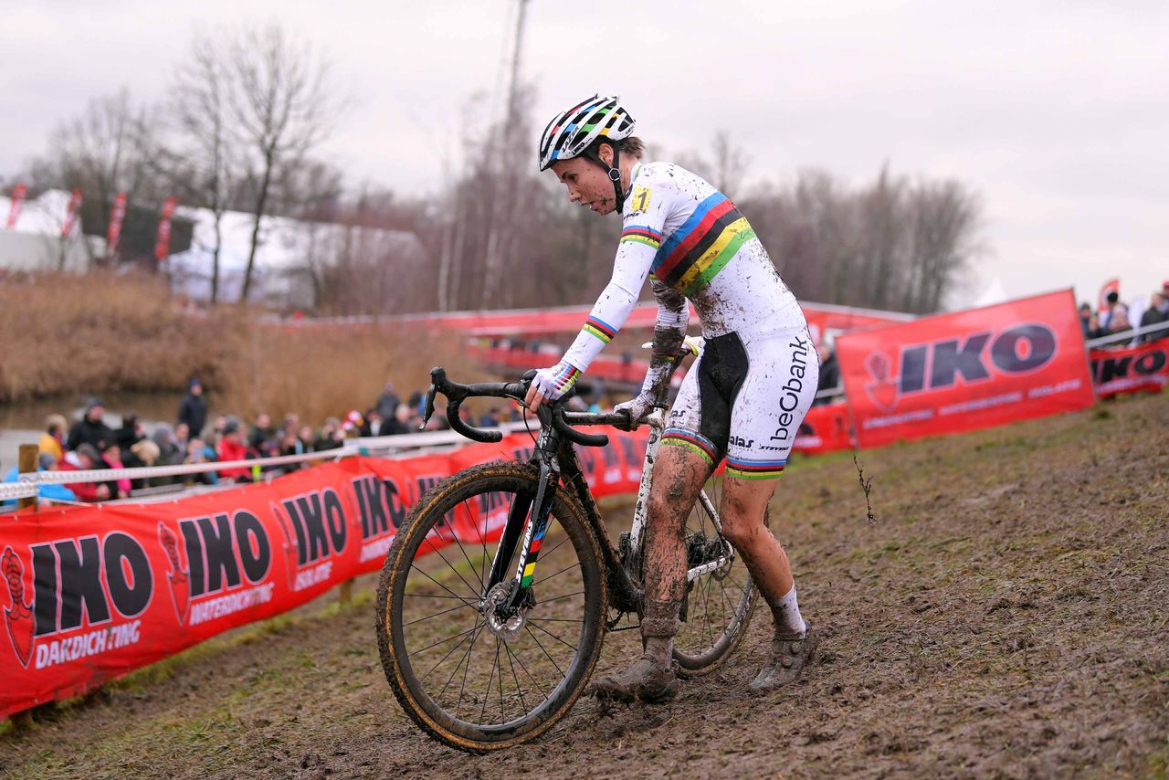 Sanne Cant en route to victory at the Belgian cyclo-cross championships.