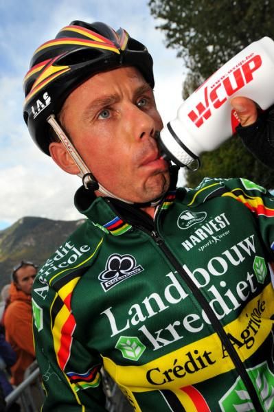 Sven Nys takes a swig of water prior to the start.
