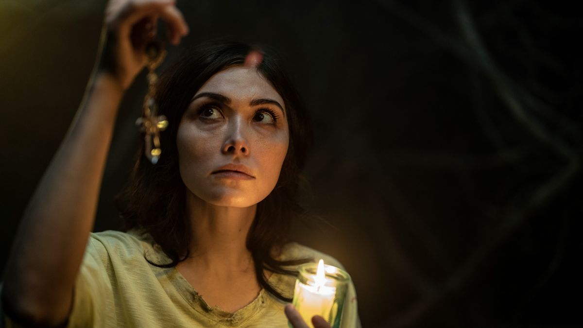 Daniella Pineda and Danny Ramirez in Tales of the Walking Dead season 1 episode 6